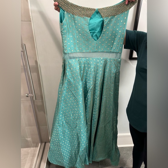 Gown - Picture 3 of 4